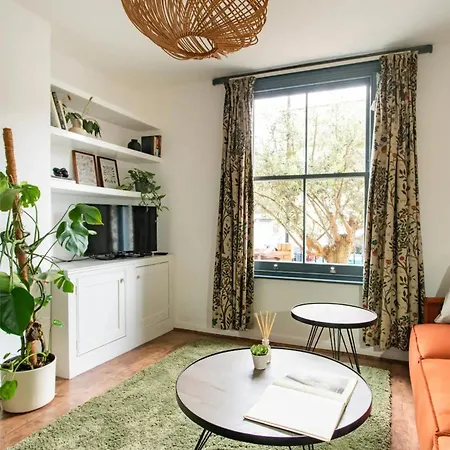 Poet'S Corner - Charming Victorian Home